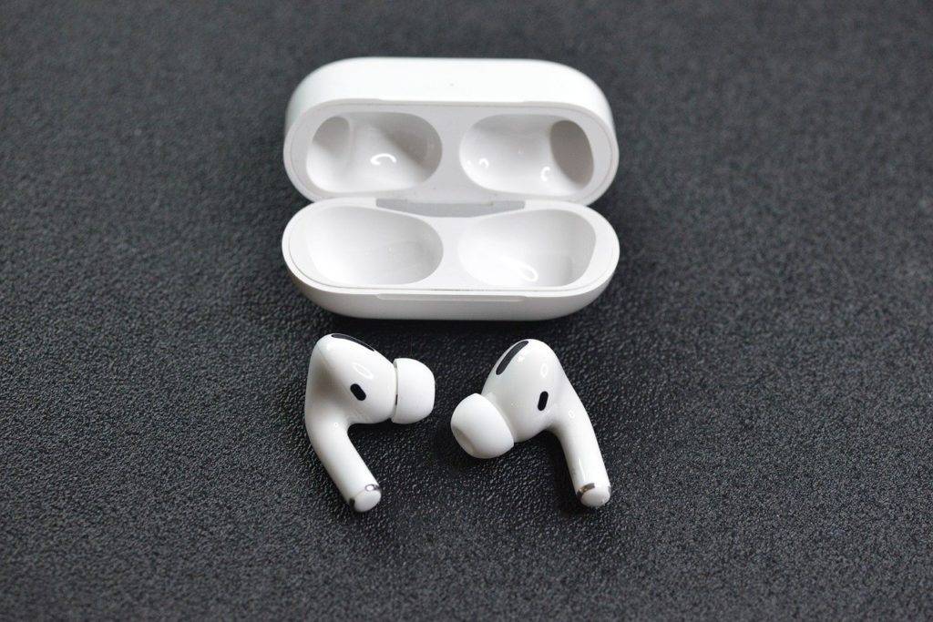 Noise cancelling Earbuds - apple airpods